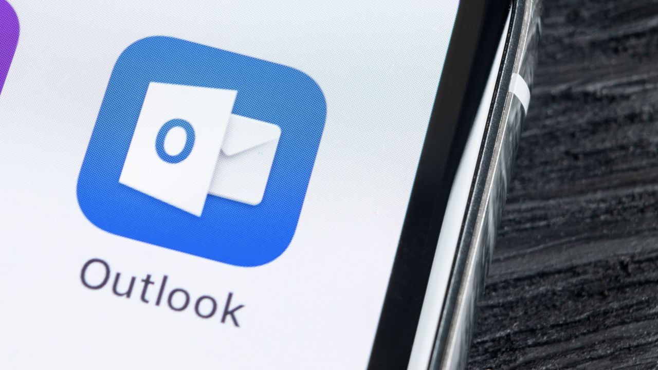 Microsoft Outlook was down? Live tracking multi-hour email outage