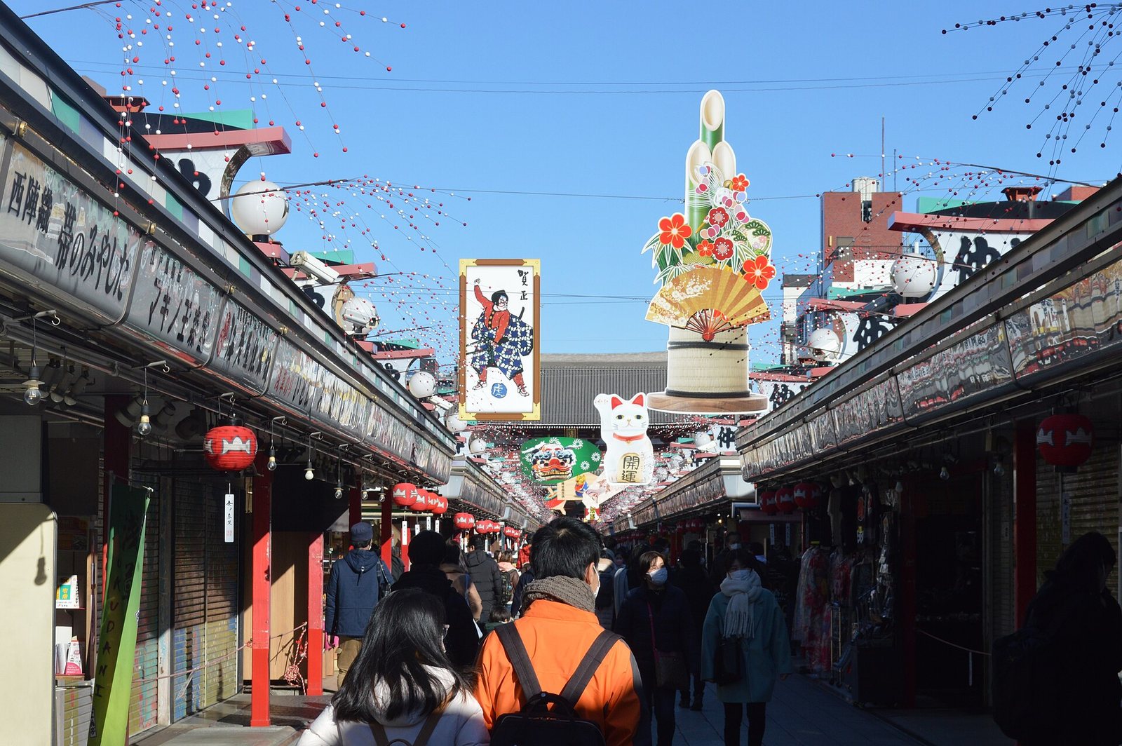东京浅草仲见世商店街，两侧是店铺、灯笼和行人
